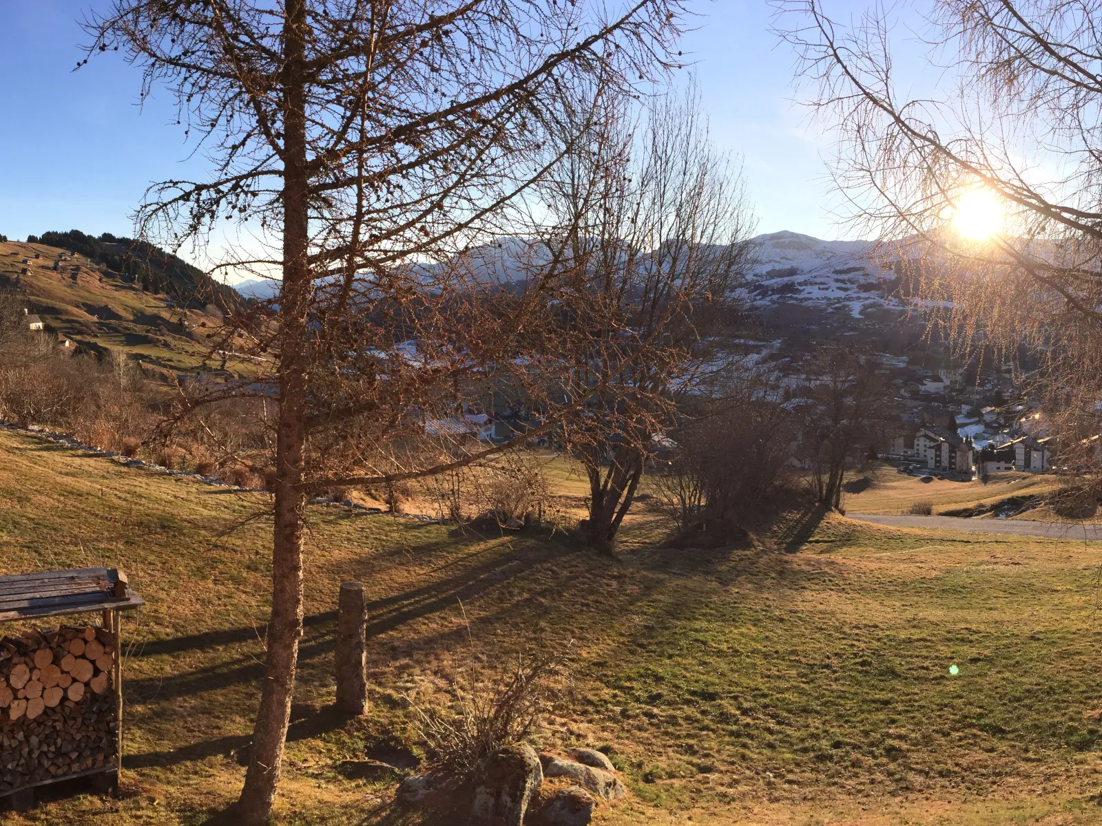 Abendlicht über Brigels — Blick aus dem Garten der Casa Seglias auf das Dorf und die Berge